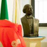...e il busto di Ferdinando Palasciano, ottocentesco chirurgo considerato uno dei precursori della Croce Rossa